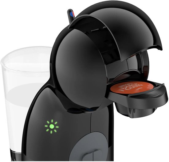 Zwarte Krups NESCAFÉ Dolce Gusto Piccolo XS met een Lungo-capsule in de houder en een groen indicatielampje.