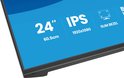 Schuine hoek van een iiyama monitor met 24 inch IPS-scherm, dunne rand en specificaties in het blauw.