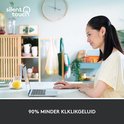 Vrouw gebruikt een roze draadloze muis op een bureau; 90% minder klikgeluid.