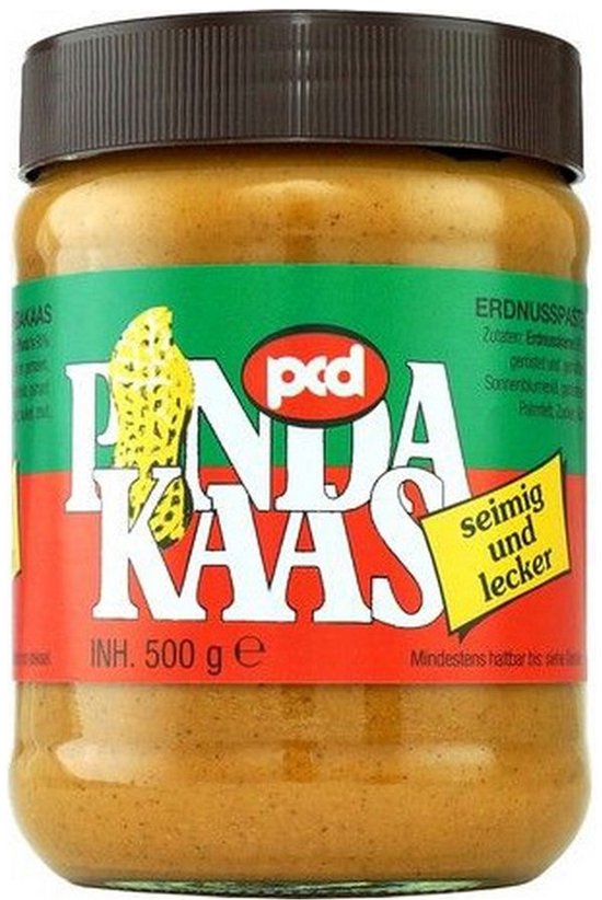 Pot Pcd pindakaas van 500 gram met een groen en rood etiket, voorzien van een afbeelding van een pinda.