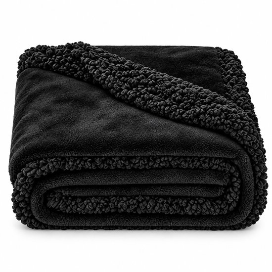 Opgevouwen zwarte deken met zachte fleece bovenkant en een sherpa rand op een witte achtergrond.