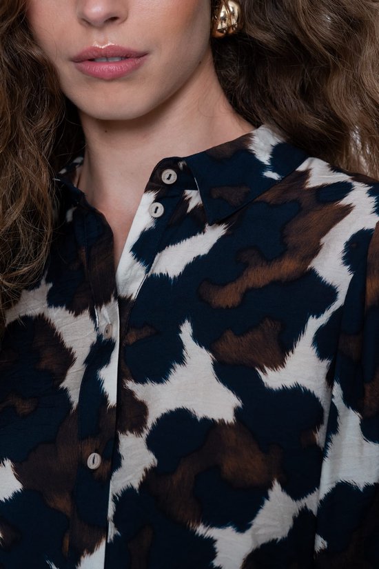 Geisha blouse met kraag en knoopsluiting, voorzien van een abstracte blauwe, bruine en beige dierenprint.
