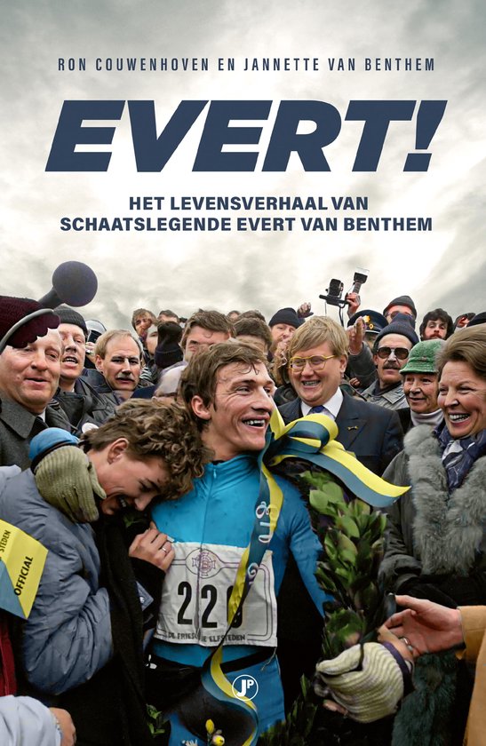Boekomslag Evert! met juichende schaatser Evert van Benthem omringd door mensen en pers.