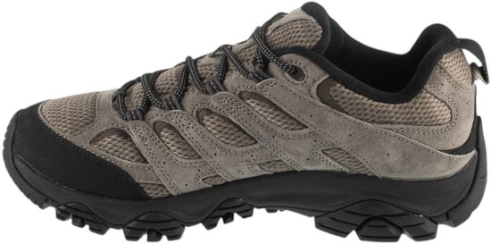 Zijaanzicht van een grijze Merrell wandelschoen met mesh-panelen, zwarte veters en een robuuste zwarte zool.