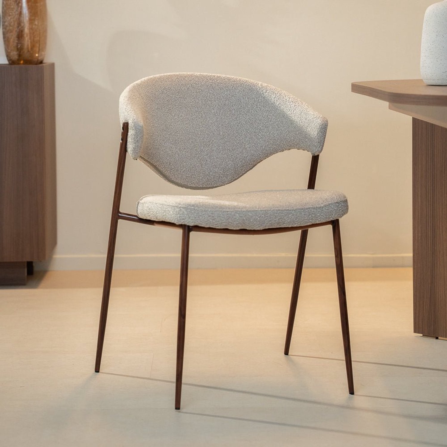 Dimehouse Set van 4 Eetkamerstoelen bouclé zandkleur Kaito - walnootlook frame - Japandi - Stof - Japandi
