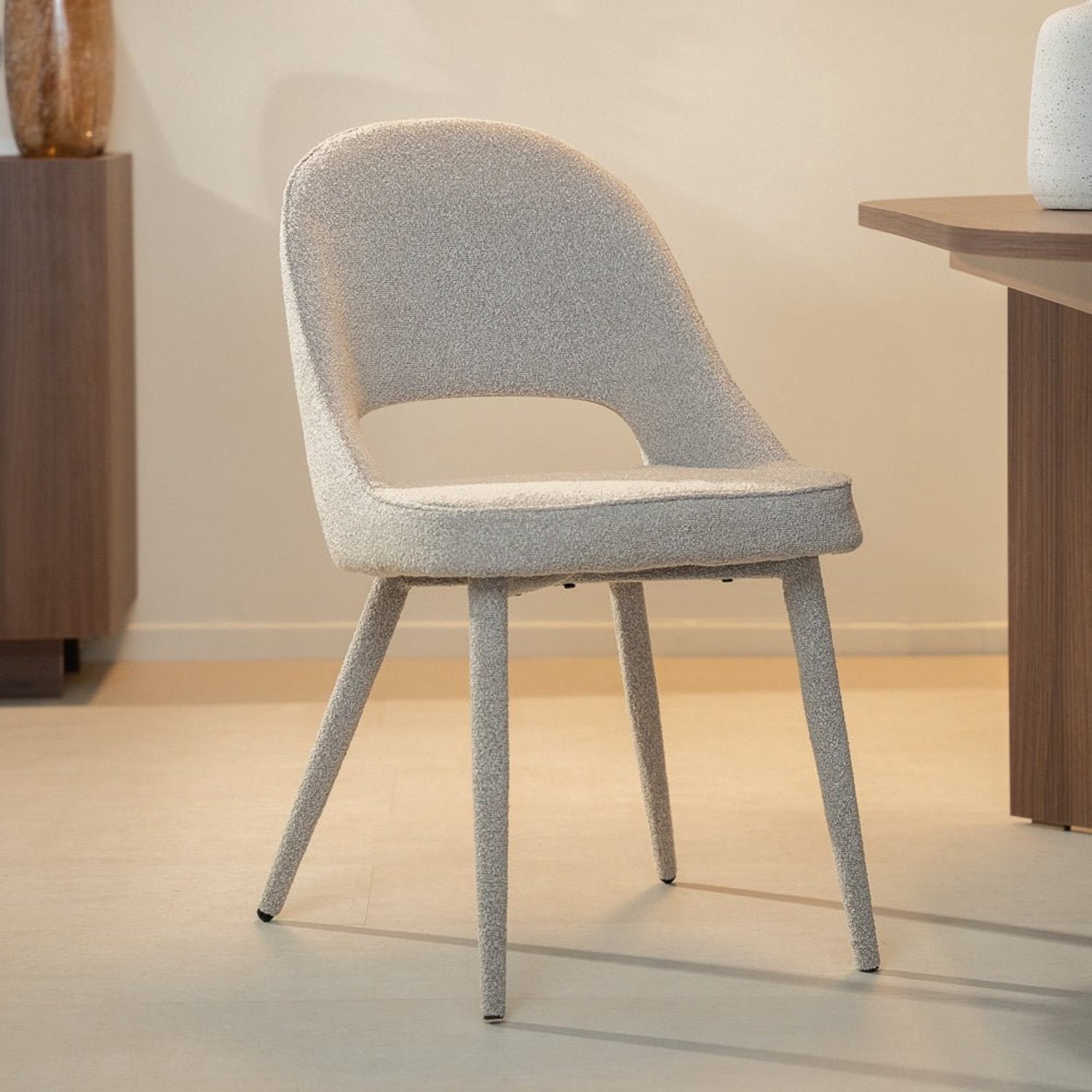Dimehouse Set van 4 Eetkamerstoelen zandkleur bouclé Nara - Japandi - volledig gestoffeerd - Stof - Japandi