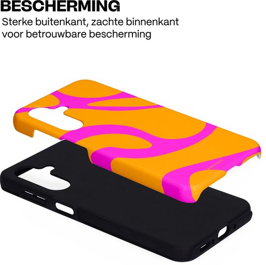 Een oranje telefoonhoes met roze golvende patronen, boven een zwarte, matte binnenhoes.