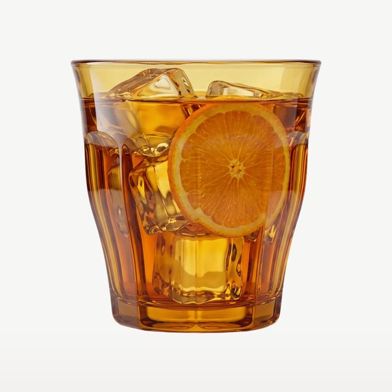 Een amberkleurig Duralex Picardie glas gevuld met ijs, een drankje en een schijfje sinaasappel.