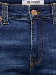 ONLY & SONS donkerblauwe jeans met koperkleurige knoop en gele stiksels.