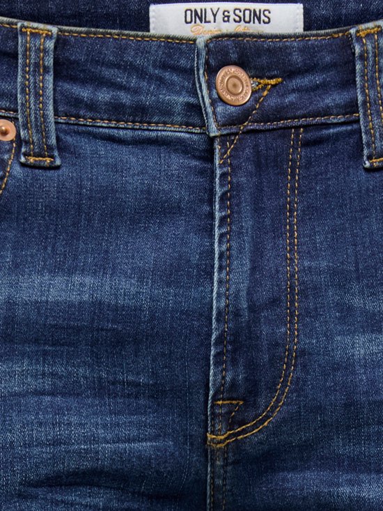 ONLY & SONS donkerblauwe jeans met koperkleurige knoop en gele stiksels.