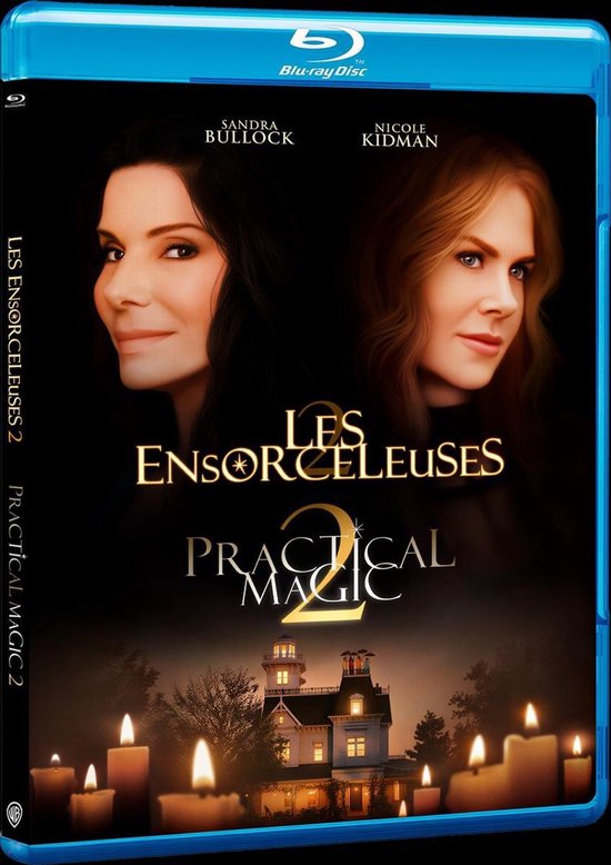 Blu-ray cover van Les Ensorceleuses 2 met Sandra Bullock, Nicole Kidman en een huis bij kaarslicht.