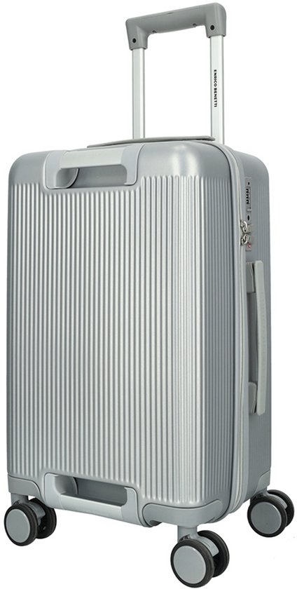 Zilverkleurige koffer met verticale ribbels, uitschuifbaar handvat en vier wielen.
