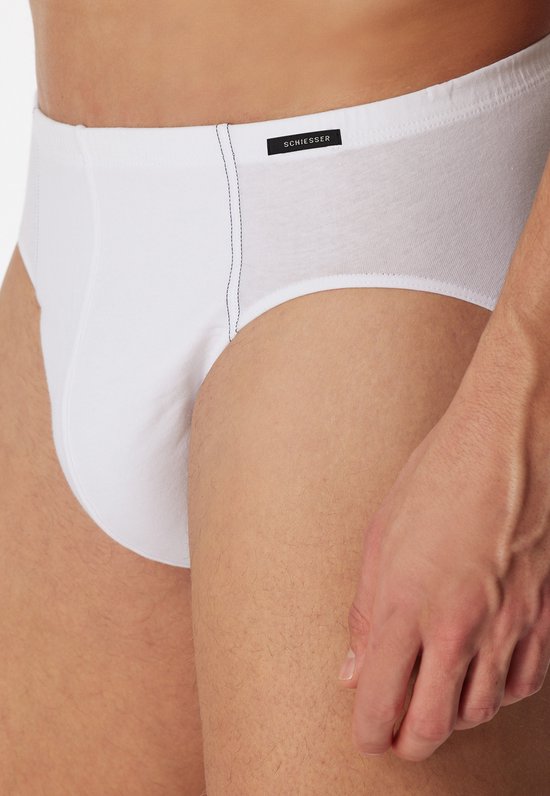 Gedetailleerde zijkant van witte Schiesser slips gedragen door een man.