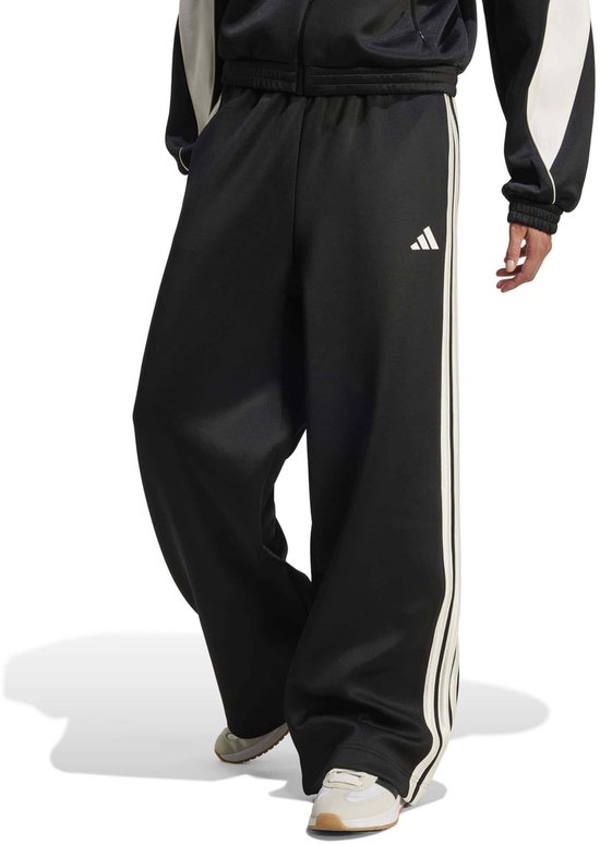Zwarte adidas sportbroek met beige strepen op de zijkanten en een losse pasvorm.