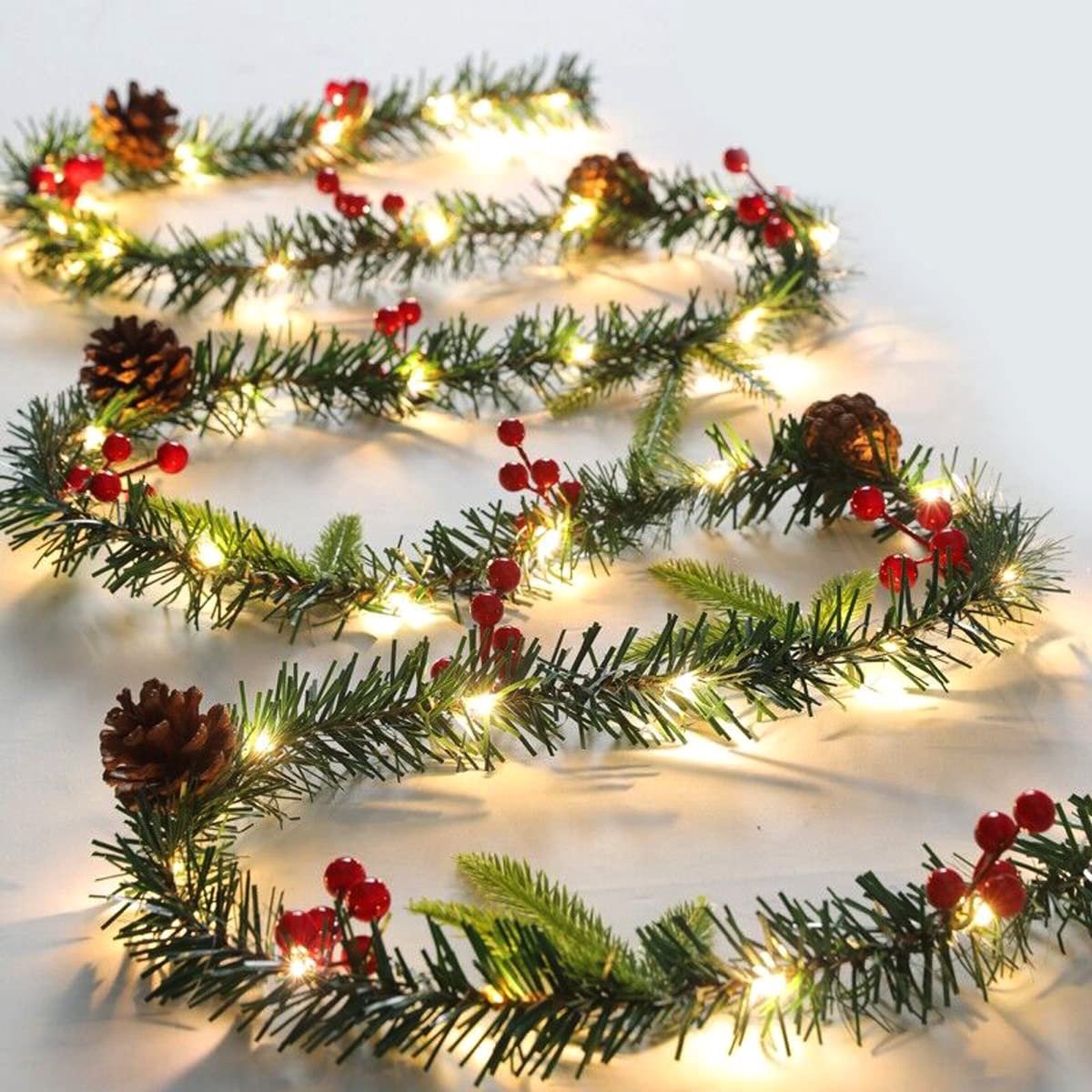 Upgaded kerstslinger decoratie niet-lijm kunstmatige kerstslinger met kegels, bessen en led-verlichting voor deur trappen open haarden kerstkrans 2,6 m