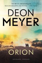 Boekomslag 'Orion' van Deon Meyer. Een literaire thriller met op de omslag een jeep die op een stoffige weg rijdt in een Afrikaans landschap onder een zonsondergang.
