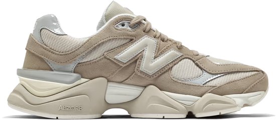 New Balance 9060 sneaker in beige suède en mesh met beige veters en een dikke witte zool.