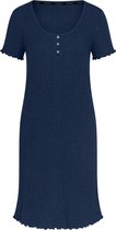 Donkerblauw nachthemd met korte mouwen, knoopjes bij de hals en geribbelde stof.