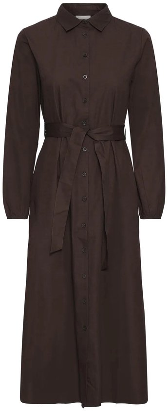 Longue robe ICHI marron à manches longues, boutons, ceinture et col.