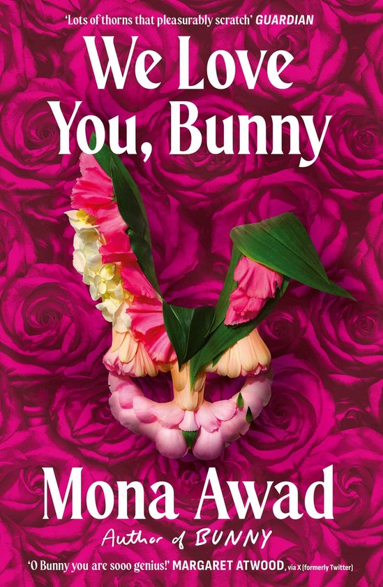 Boekomslag van 'We Love You, Bunny' met op de voorgrond een konijnenmasker gemaakt van roze en witte bloemen en groene bladeren, tegen een achtergrond van roze rozen.