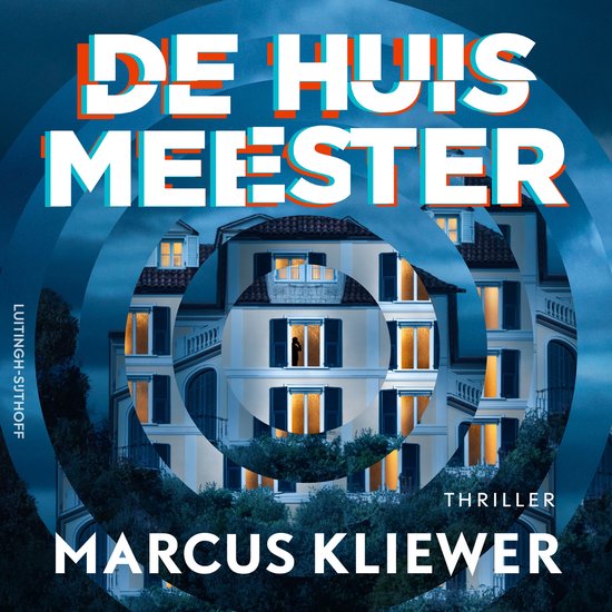 Boek 'De Huismeester' van Marcus Kliewer, thriller. Een villa met verlichte ramen en een schimmige figuur in een raam op de bovenste verdieping.