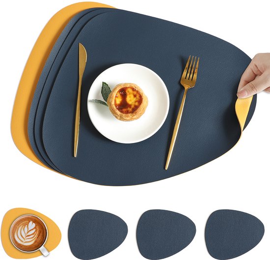 Sets de table bleus et jaunes réversibles, avec un sous-verre jaune avec café. Une main saisit un set de table bleu.