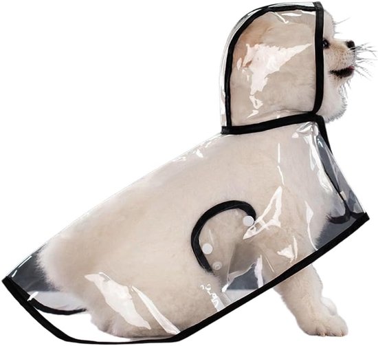 Zijaanzicht van een kleine witte hond in een transparante hondenregenjas met capuchon.