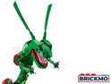 Groene LEGO Rayquaza met rode accenten, gele cirkels en geopende bek.
