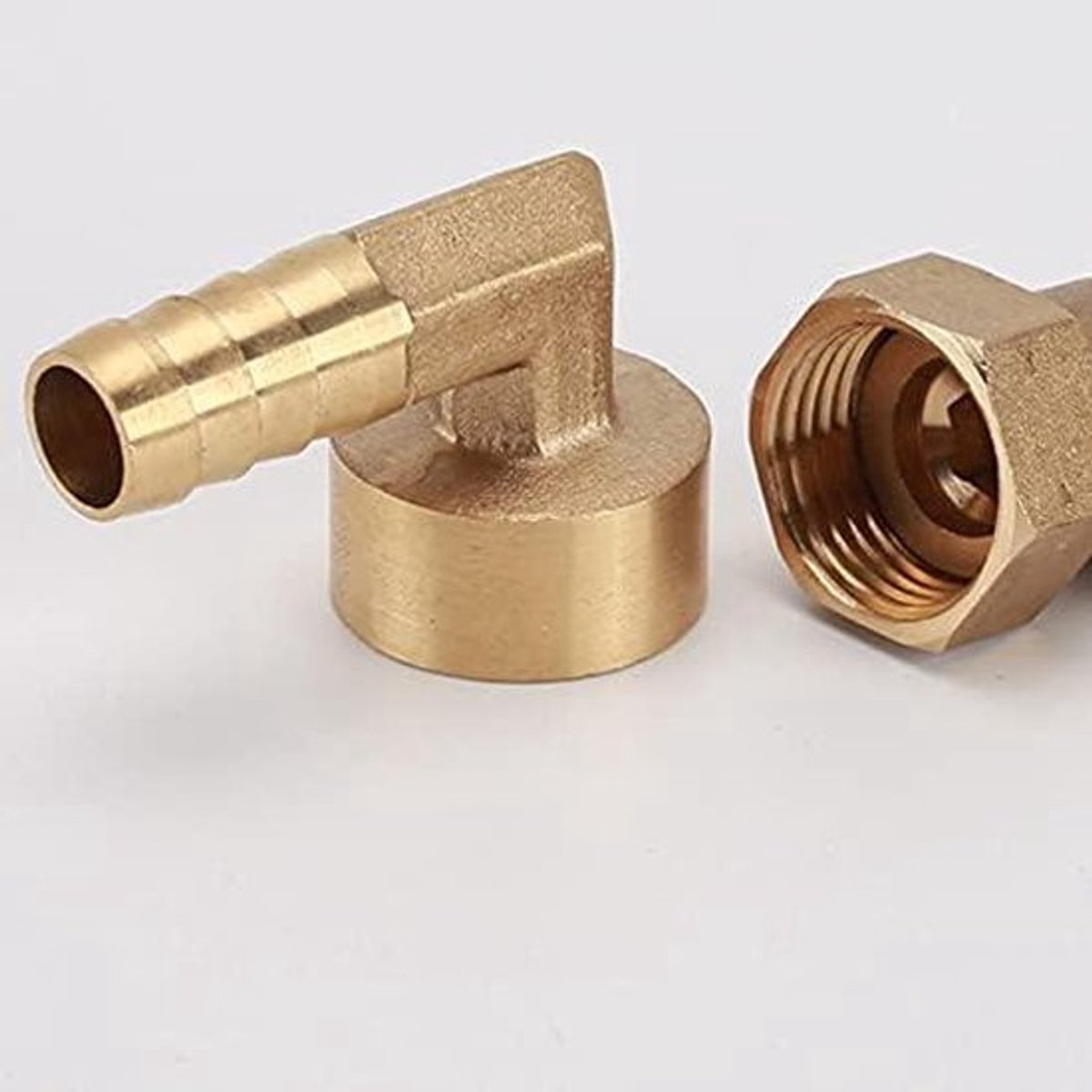 Weerhaak slang fitting, messing elleboog pijp connector 8mm, prikkeldraad 1/2 inch BSP vrouwelijke draad 90 graden adapter.