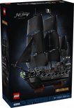 La boîte du bateau pirate du Capitaine Jack Sparrow LEGO, avec des voiles noires.