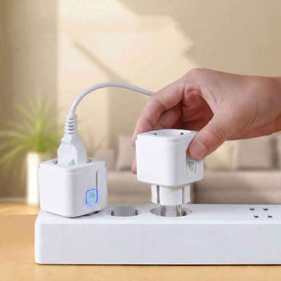 Een hand steekt een witte Wi-Fi slimme stekker in een stekkerdoos, met een andere stekker die al is aangesloten.