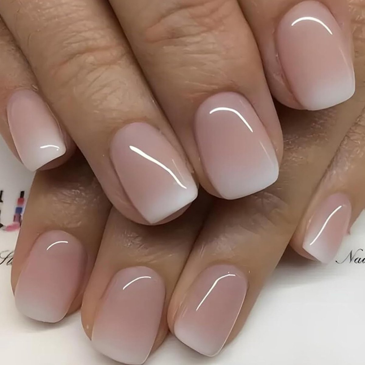 On Nails, korte vierkante kunstnagels met lichtroze-witte ombre ontwerp, kunstnagels om te plakken, herbruikbare press on nagels set