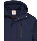 Close-up van donkerblauwe herenparka met capuchon, kraag, rits en borstzak.