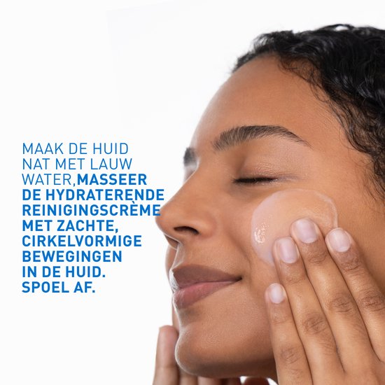 Une femme masse une crème nettoyante hydratante sur son visage, les yeux fermés.