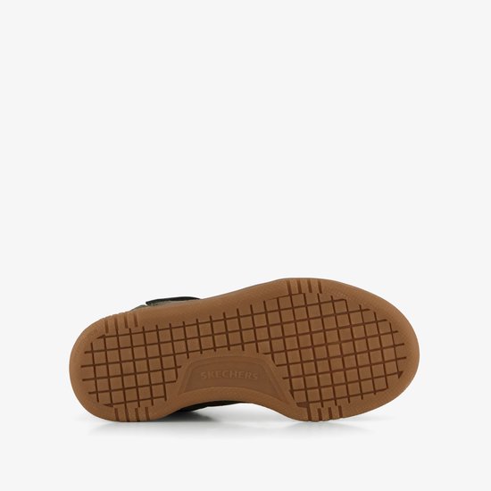 Onderkant van groene Skechers mid-top sneaker met bruin geruit profiel en 'Skechers' logo.