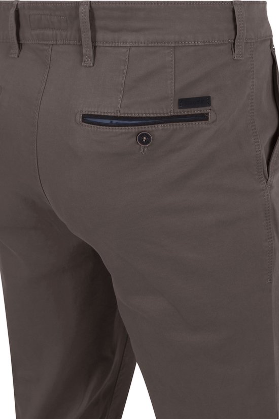 Achterkant van de grijze chino broek met twee klepzakken met knopen.