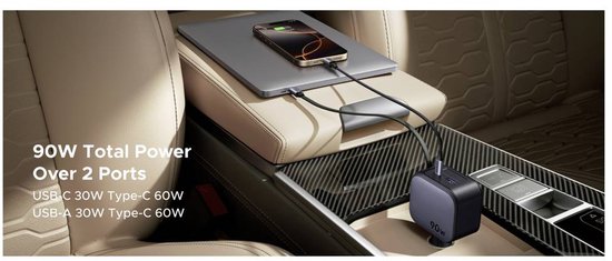 Zwarte en grijze autolader aangesloten op een laptop en telefoon in een auto. Totale output 90W.