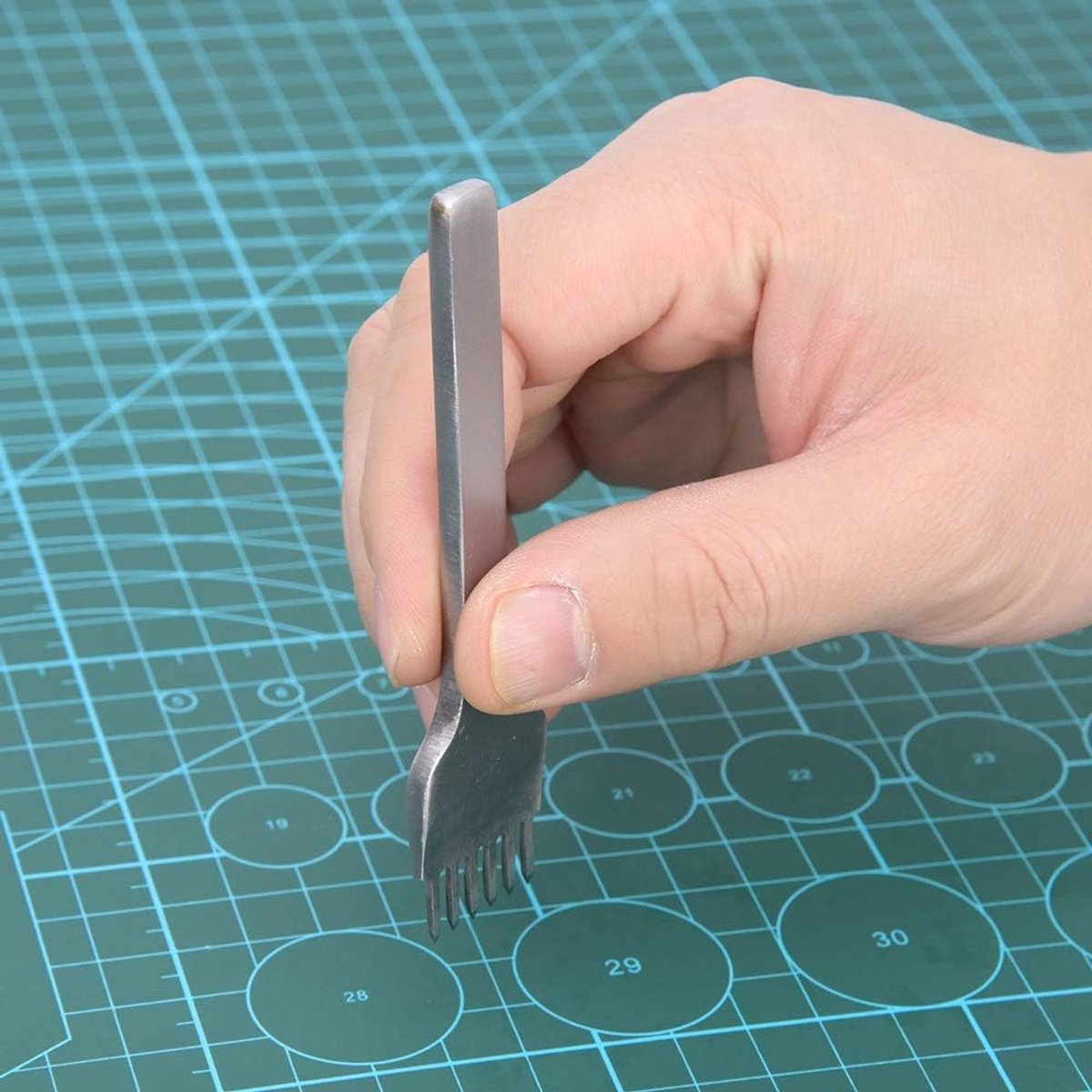 4 stuks 1 + 2 + 4 + 6-polige lederen handgereedschap, koolstofstalen behuizing + witte stalen handgreep 3 mm afstand lederen perforatiegereedschapset