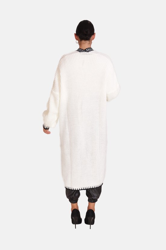 Achterkant van wit gebreid lang vest met zwart gestreept detail bij de kraag en boorden.