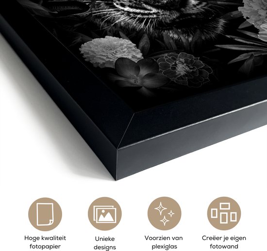 Cadre photo avec affiche Zwart Wit- Tigre parmi les fleurs - noir et blanc - 20x30 cm - Cadre pour affiche