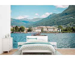 Papier peint photo vinyle - Un bateau navigue à travers le lac de Côme italien largeur 390 cm x hauteur 260 cm - Tirage photo sur papier peint (disponible en 7 tailles)