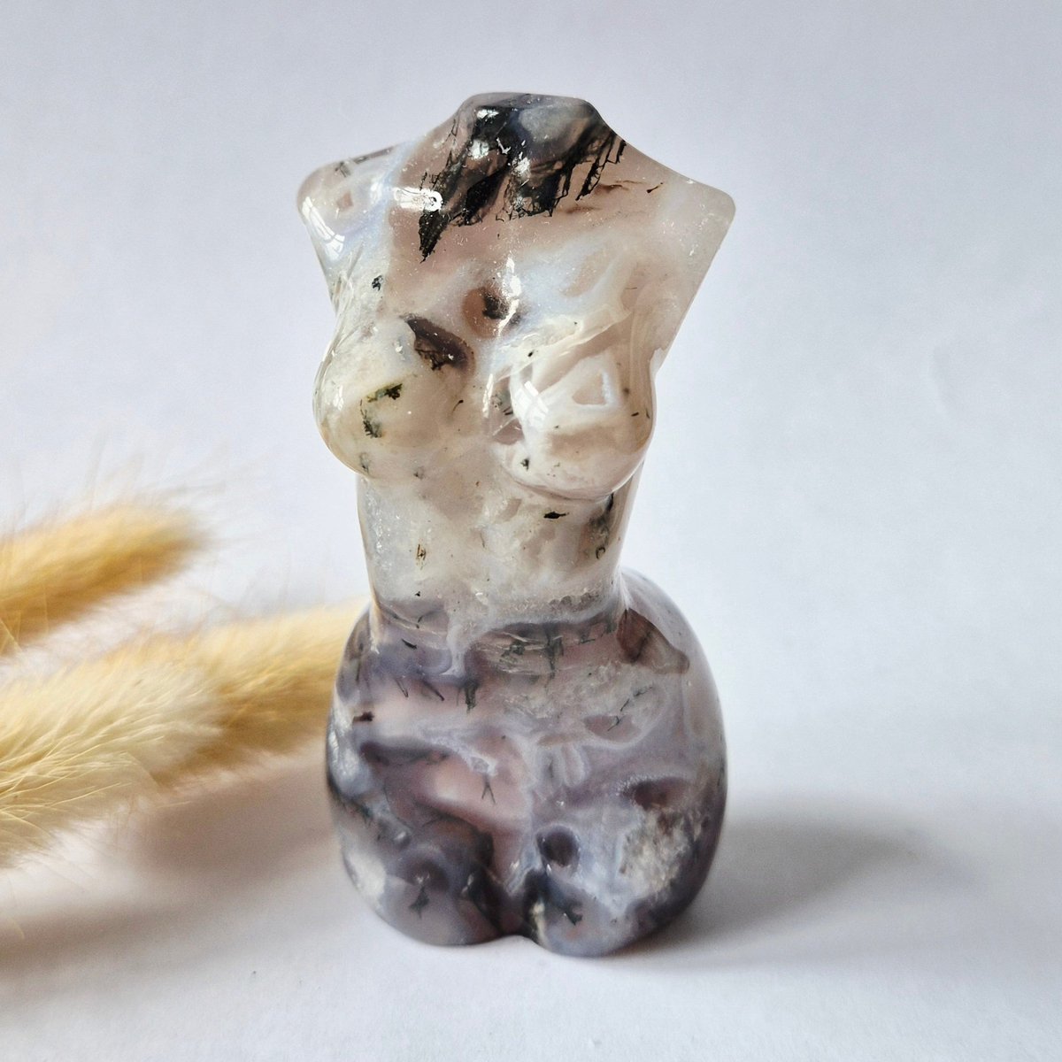 Mosagaat vrouwenbeeldje 8 cm (#46) – handgeslepen edelsteen carving