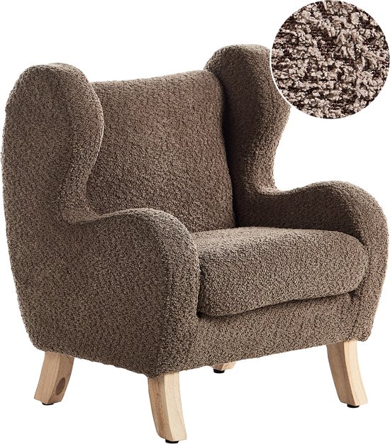 Fauteuil enfant marron en bouclé, dossier haut, pieds bois et détail texture.