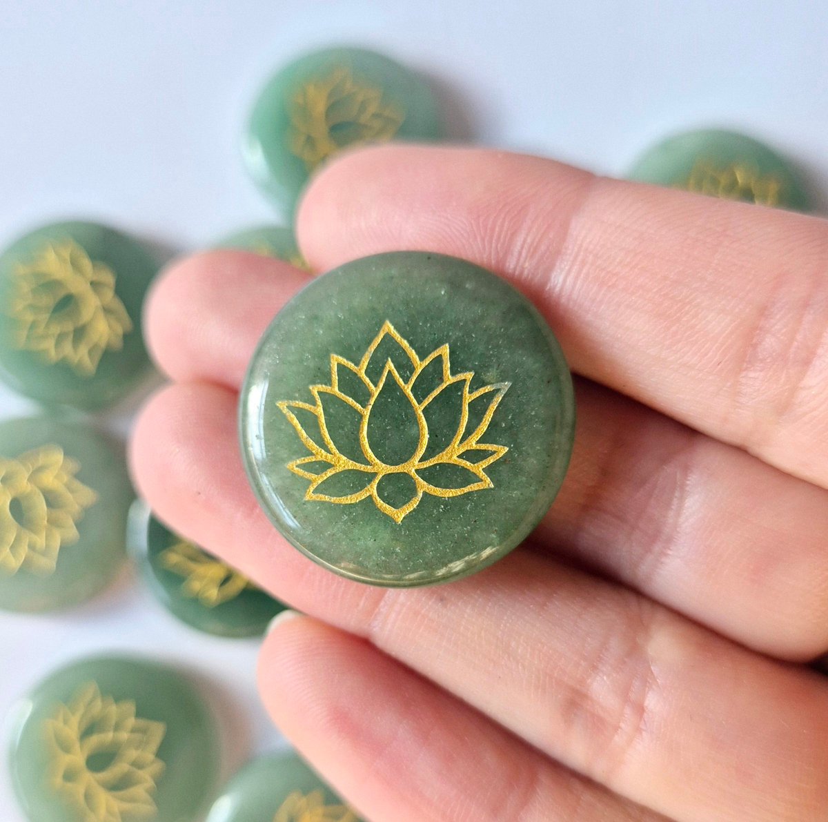 Edelsteen Groene Aventurijn schijf 2,5cm met Lotus symbool – Zaksteen worry stone