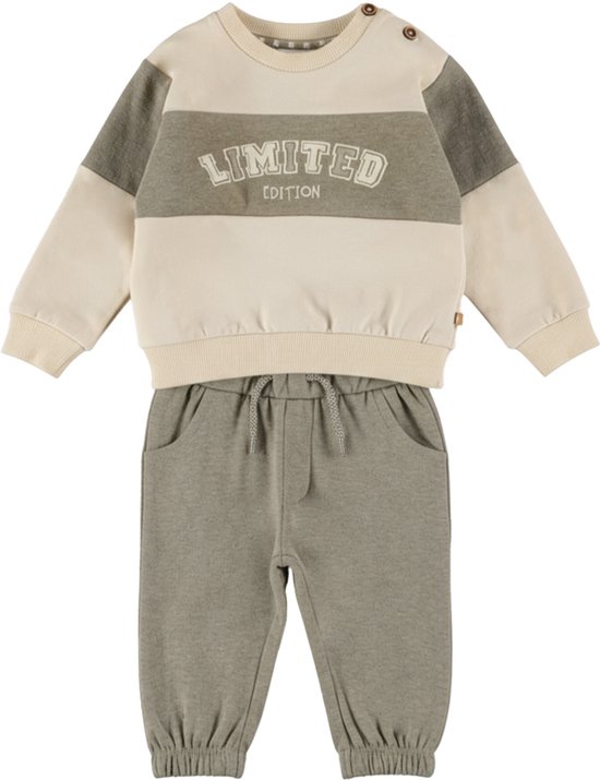 Beige sweater met grijze en donkergroene banen, 'LIMITED EDITION' opdruk, en bijpassende beige broek met trekkoord.