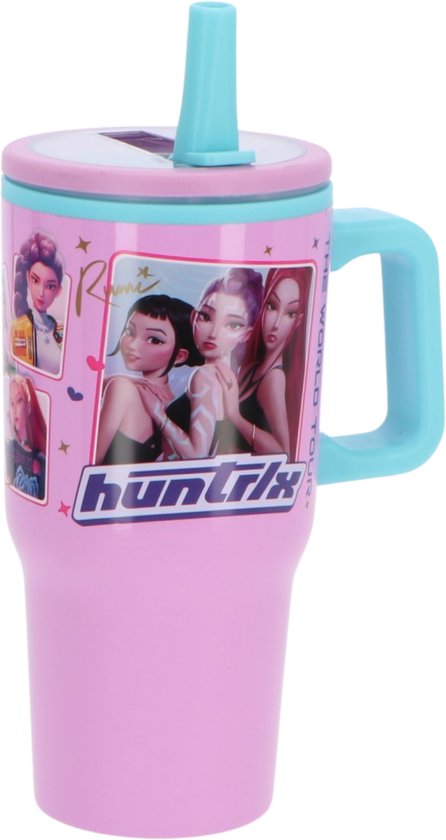 Tasse rose avec couvercle et anse bleus, représentant des filles K-Pop et le texte "THE WORLD TOUR".