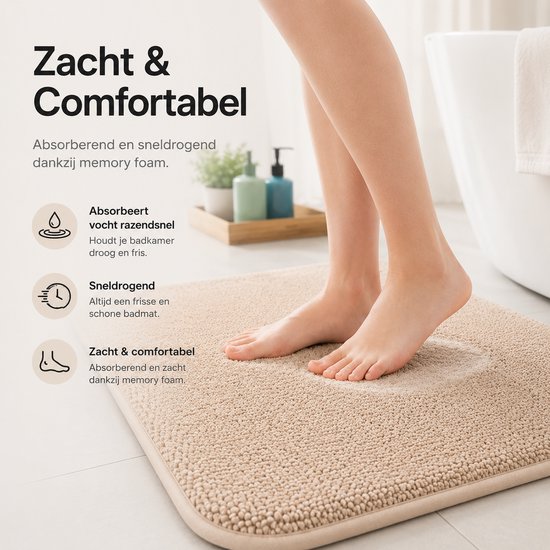 Voeten op een zachte, absorberende beige badmat in de badkamer.