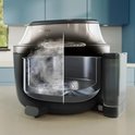 De Philips Airfryer met transparante kuip, met stoom. De binnenkant laat de stoom zien die kookt en een aparte waterbak.