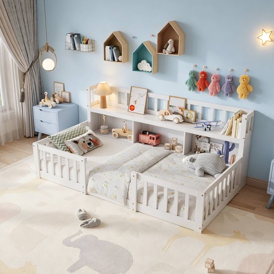 Lit Montessori blanc avec bibliothèque intégrée et barrière de sécurité, idéal pour les garçons et les filles.