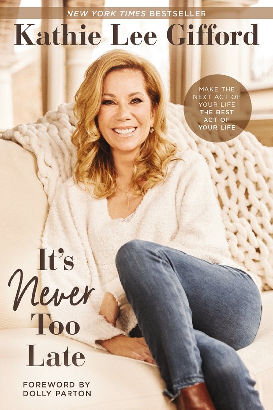 Kathie Lee Gifford, New York Times Bestseller, op de bank in een crème gebreide trui en jeans. Boektitel: It's Never Too Late.